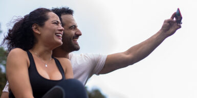 Man and woman take a selfie together as a symbol for dating dos and donts